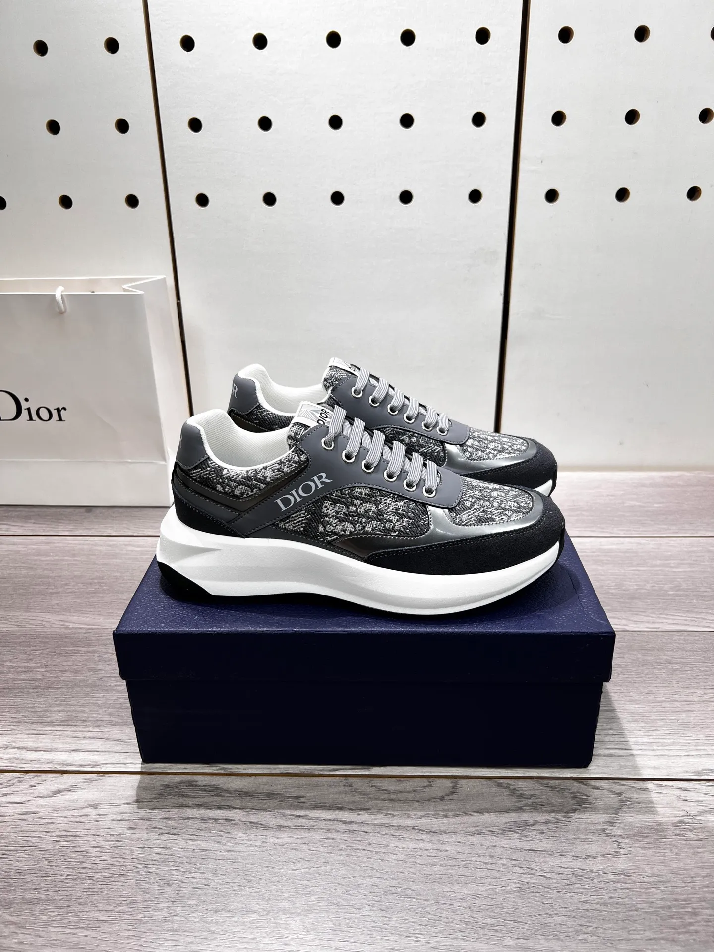 Factory price: 440💰Dior official website new style🎁🎁fashionable casual men's shoes👟, popular style💥simple and elegant version, exclusive for trendy men. Unique official website latest brand elements 👑original decoration, fashionable and generous, imported first-layer cowhide with original fabric✅breathable mesh lining, official website designated wear-resistant casual outsole, counter classic model taken in kind🎬Four colors available, code 38-44. Can be customized 45 non-returnable